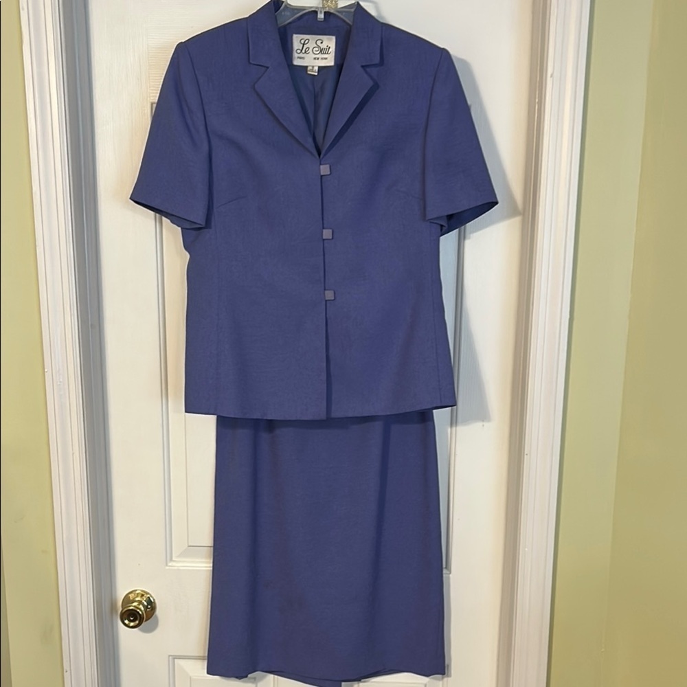 Le Suit Women's purple Skirt Suit. Size 8. Good condition. Preowned. Lined.